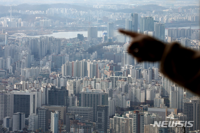 서울 중구 남산서울타워 전망대에서 바라본 서울 시내 아파트 모습(사진=뉴시스 제공)