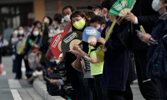 지난달 25일 일본 동북부 후쿠시마현 나라하의 2020 도쿄올림픽 성화봉송 제1 구간 봉송로에서 코로나19 확산 방지를 위해 마스크를 쓴 현지 주민들이 성화봉송 주자들을 기다리고 있다. 성화 봉송은 도쿄올림픽 개막식이 열리는 7월23일까지 121일 동안 일본 전역을 돌면서 진행된다 (사진=뉴시스 제공)