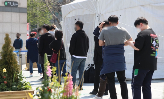 0시 기준 코로나19 일일 신규 확진자가 478명으로 집계된 지난 6일 서울 삼성역 임시선별검사소를 찾은 시민이 줄을 서고 있다 (사진=뉴시스 제공)