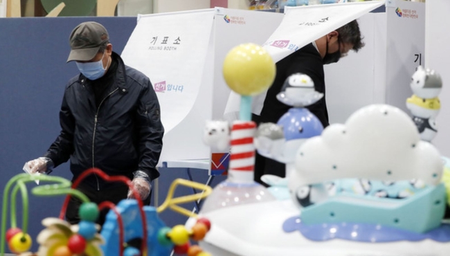 서울시장 재·보궐선거일인 7일 서울 마포구 도화장난감대여점에 마련된 도화동 제2투표소에서 시민들이 투표하고 있다 (사진=뉴시스 제공)