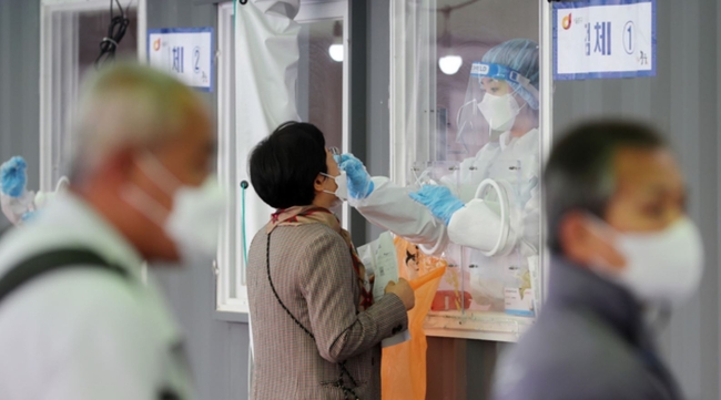 코로나19 신규 확진자가 이틀 연속 500명을 넘어선 지난 1일 오전 서울 중구 서울역 광장 코로나19 중구 임시선별검사소에서 의료진이 검체를 채취하고 있다 (사진=뉴시스 제공)