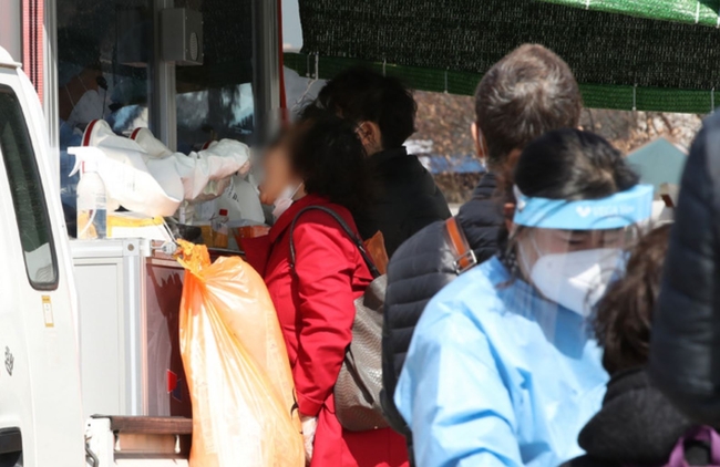 코로나19 신규 확진자가 415명 발생해 엿새째 400명대를 이어가고 있는 지난달 22일 서울 구로구 구로역 광장 코로나19 임시선별검사소에서 외국인근로자 및 시민들이 검사를 받고 있다 (사진=뉴시스 제공)