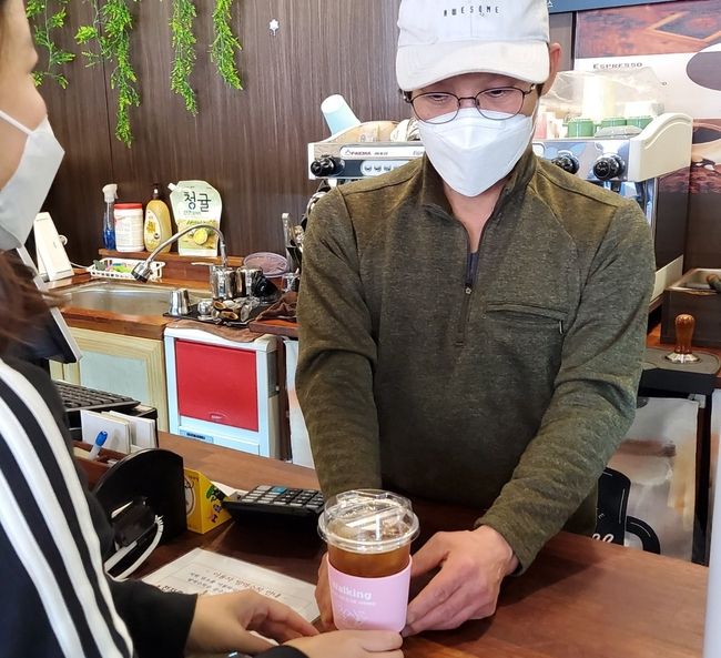 영양군 보건소가 소상공인과 함께 하는 건강생활실천 홍보를 하고 있다. 