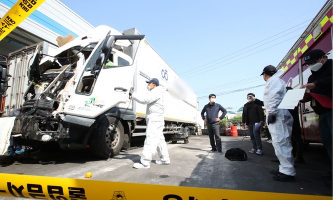 제주대학교 앞 사거리에서 62명의 사상자를 낸 교통사고가 발생한 가운데 7일 오전 제주시 화북동의 한 공업사에서 경찰과 국과수 관계자들이 합동감식을 벌이고 있다 (사진=뉴시스 제공)