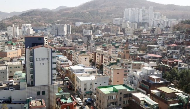 수도권 주택 공급 방안의 핵심 사업인 '공공재개발' 2차 후보지가 최종 선정됐다. 국토교통부와 서울시는 각 자치구가 추천한 노후주거지 28곳을 대상으로 심사를 한 결과, 16곳을 최종 후보지로 결정했다고 밝혔다. 사진은 지난달 30일 후보지로 결정된 서울 서대문구 연희동 721-6 모습 (사진=뉴시스 제공)