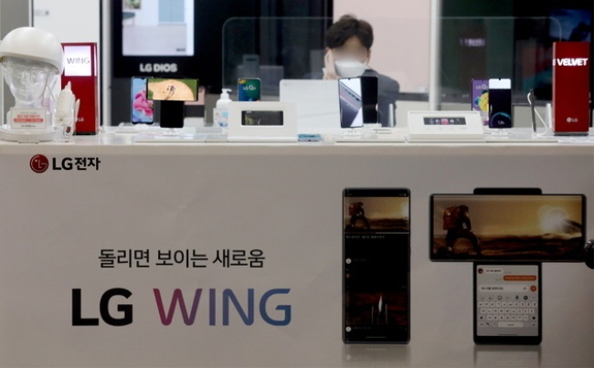 LG전자가 적자를 내던 스마트폰 사업부 철수를 확정한 지난 5일 오전 서울 시내 한 LG전자 매장에 스마트폰이 진열돼 있다. (사진=뉴시스 제공)