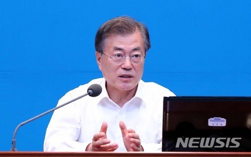 문재인 대통령이 2018년 6월 18일 청와대 여민관에서 열린 수석보좌관회의에서 모두발언하고 있다 (사진=뉴시스 제공)