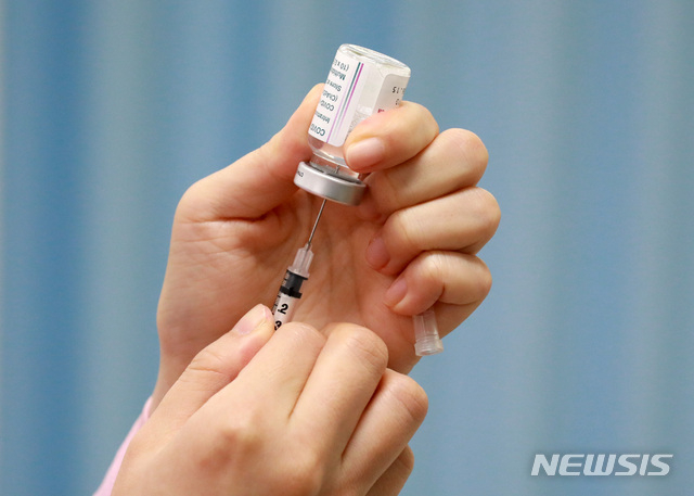 2일 오전 서울 마포구보건소에서 한 의료진이 보건의료단체장 아스트라제네카 코로나19 백신 접종을 앞두고 백신을 주사기에 분주(백신을 주사기에 나눠 옮김) 하고 있다 (사진=뉴시스 제공)