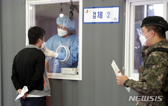 0시 기준 코로나19 일일 신규 확진자가 668명으로 집계된 7일 서울역 임시선별검사소를 찾은 한 시민이 검사를 받고 있다 (사진=뉴시스 제공)