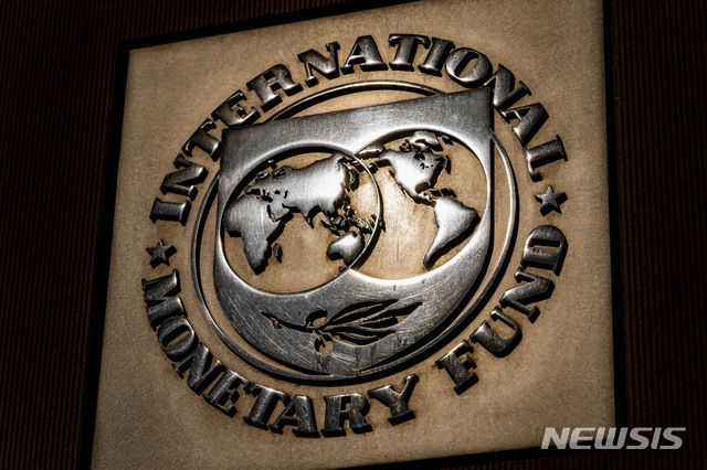 지난 5일(현지시간) 미국 워싱턴D.C.에 있는 국제통화기금(IMF) 건물에서 IMF 로고가 보이고 있다 (사진=뉴시스 제공)