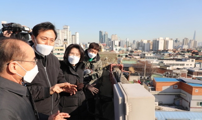 서울시장 보궐선거에 출마한 국민의힘 오세훈 전 서울시장이 지난달 1월 19일 오후 서울 성동구 성수전략정비구역 제4지구 재개발정비사업조합을 방문, 조합관계자들과 성수동 일대의 재개발구역을 둘러보고 있다. (사진=뉴시스 제공)