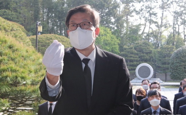박형준 부산시장이 8일 오전 부산 동래구 충렬사를 찾아 의열각에서 분향하고 있다. (사진=뉴시스 제공)