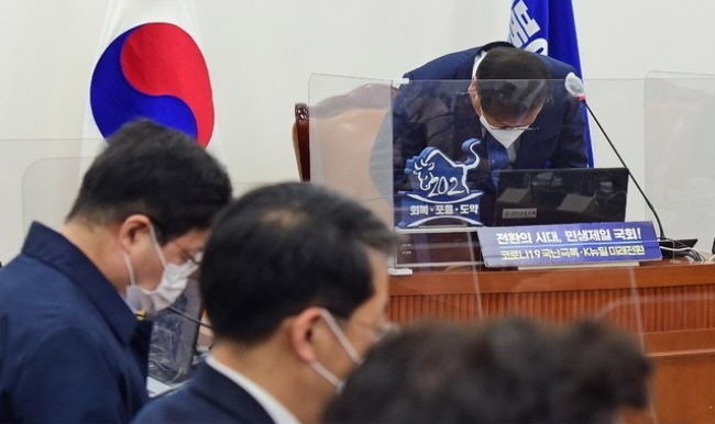 김태년 더불어민주당 대표 직무대행이 8일 서울 여의도 국회에서 열린 화상 의원총회에서 모두발언을 마친 뒤 인사하고 있다.(사진=뉴시스 제공)