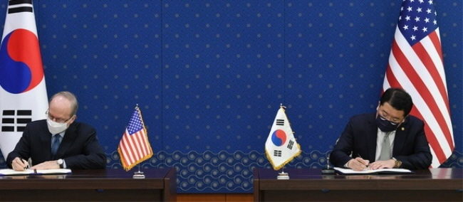 최종건(오른쪽) 외교부 제1차관과 로버트 랩슨 주한미국대사 대리가 8일 서울 세종대로 외교부 청사에서 열린 한미 방위비분담금특별협정 정식 서명식에서 서명을 하고 있다.(사진=뉴시스 제공)