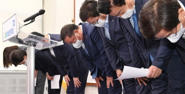 더불어민주당 김태년 대표 직무대행과 지도부가 8일 서울 여의도 국회에서 4.7재보궐 선거 결과에 책임을 지고 지도부가 전원 사퇴한다는 내용의 대국민 성명서를 발표하기 앞서 고개를 숙이고 있다. (사진=뉴시스 제공)