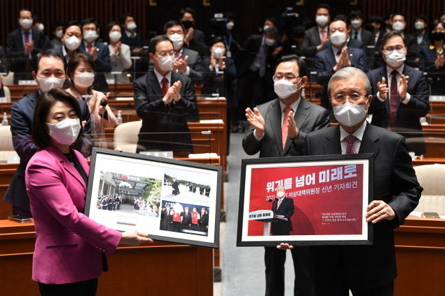 4.7 재보궐선거를 마지막으로 퇴임하는 김종인 국민의힘 비상대책위원장이 8일 오전 서울 여의도 국회에서 열린 의원총회에 참석해 기념액자를 받으며 기념촬영하고 있다. (공동취재사진)