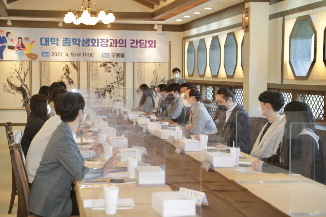 천안시가 청년 네트워크 구성의 첫걸음으로 지난 9일 오전 관내 11개 대학 총학생회장과의 간담회를 시청 오룡홀에서 진행하고 있다.(사진=천안시청 제공)