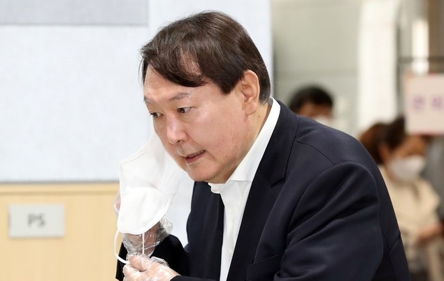 윤석열 전 검찰총장이 2일 오전 서울 서대문구 남가좌1동 주민센터에 차려진 2021 재·보궐선거 사전투표소에서 신분확인을 하고 있다.
