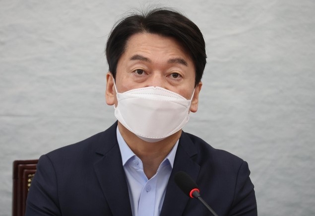 국민의당 안철수 대표가 8일 오전 서울 여의도 국회에서 열린 최고위원회의에서 발언하고 있다. 