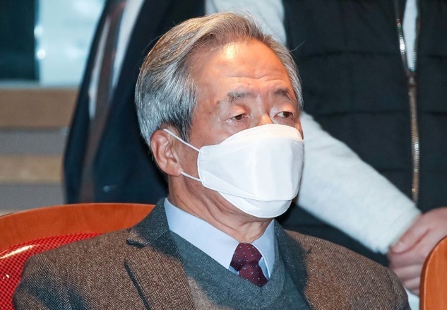 정몽준 아산재단 이사장이 지난 2월10일 오후 서울 종로구 아산정책연구원에서 열린 스티븐 비건 미 국무부 부장관 겸 대북특별대표 초청 강연에 참석해 자리에 앉아 있다. 국제축구연맹(FIFA·피파) 부회장이던 그는 2002년 월드컵 유치에 성공하며 전국에 이름을 알리기 시작했다. 선거 한 달 전인 11월 '국민통합21'을 창당하며 기세를 이어갔으나 결국 새천년민주당의 노무현 후보와 단일화에서 패배하며 선거에 나서지 못했다. 