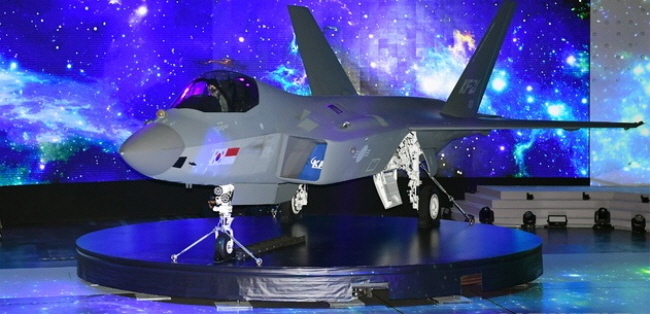 9일 경남 사천시 한국항공우주산업(KAI) 고정익동에서 한국형전투기 보라매(KF-21) 시제기 출고 퍼포먼스가 진행되고 있다.(사진=뉴시스 제공)