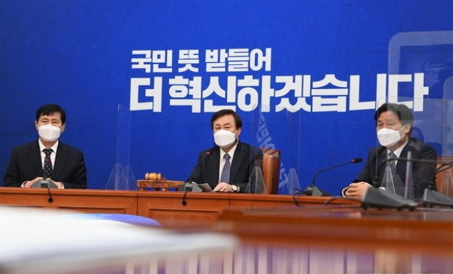 지난 9일 오전 서울 여의도 국회에서 열린 더불어민주당 비상대책위원회의에서 도종환 비대위원장이 모두 발언을 하고 있다. (사진=뉴시스 제공)