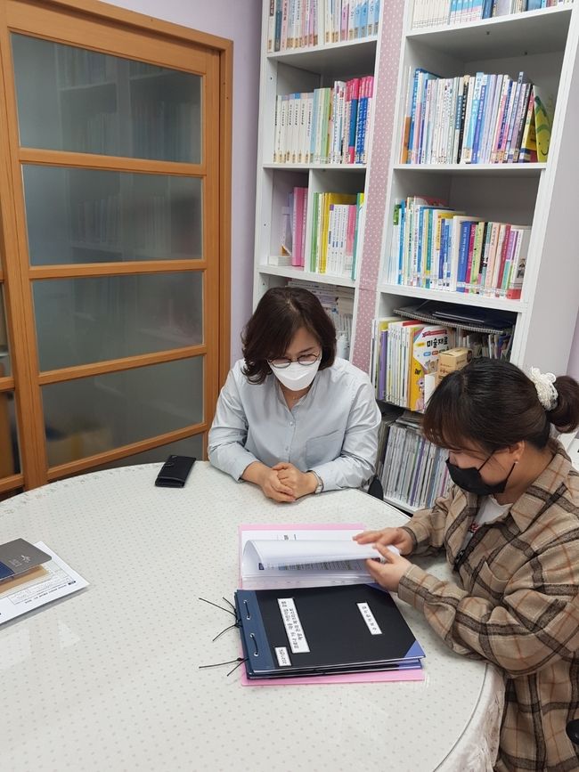 영양군이 어린이집의 방역관리 이행 여부를 점검하고 있다.