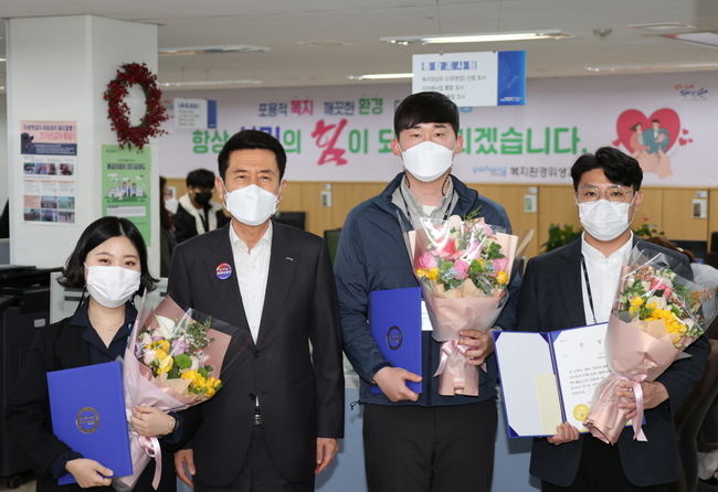 포항시는 2021년 1분기 민원처리단축 마일리지 우수공무원 3명을 선발해 12일 시상했다.