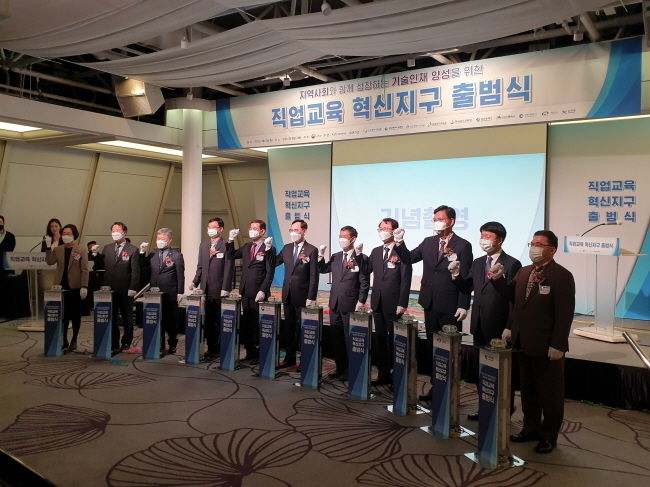 12일 오후 밀레니엄 힐튼 서울에서 개최된 ‘직업교육 혁신지구 출범식’에서 이종기 천안시 복지문화국장(맨 오른쪽 두 번째)이 교육부 차관 등 참석자들과 파이팅을 외치고 기념촬영을 하고 있다. (사진=천안시청 제공)