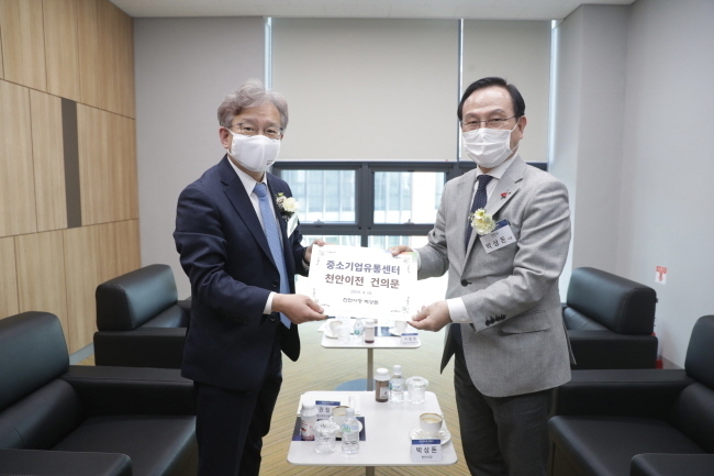 박상돈 천안시장이 14일 권칠승 중기부장관 만나 공공기관 지방이전 관련해 중진공 산하의 ‘중소기업유통센터’ 천안 이전 필요성을 설명하고 건의문을 전달하고 있다.(사진=천안시청 제공)