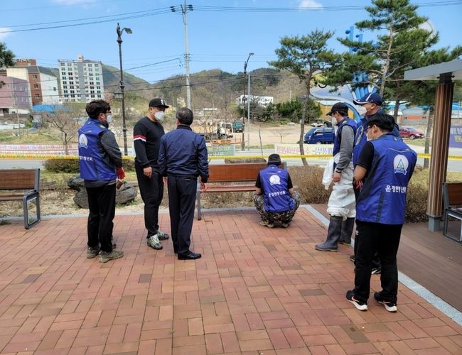 울진군 온정면이 봄맞이 대청소를 실시하고 있는 모습