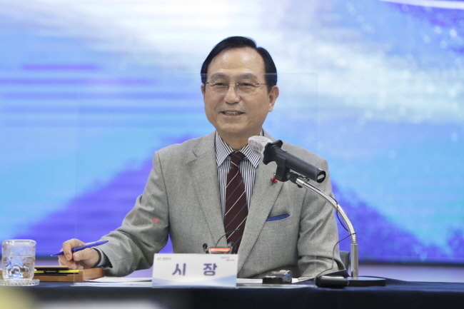 박상돈 천안시장이 16일자로 취임 1주년을 맞아 15일 시청 대회의실에서 기자 간담회를 진행하고 있다.(사진=천안시청)