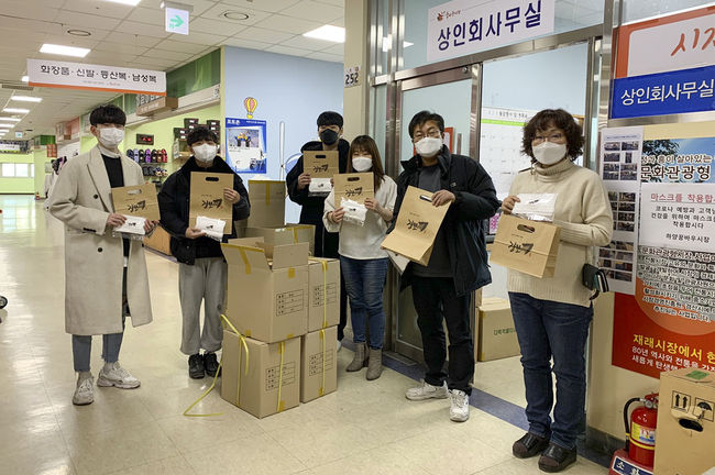 하양꿈바우시장 상인회에 청년 디자인 제품을 배포하고 찍은 기념 사진
