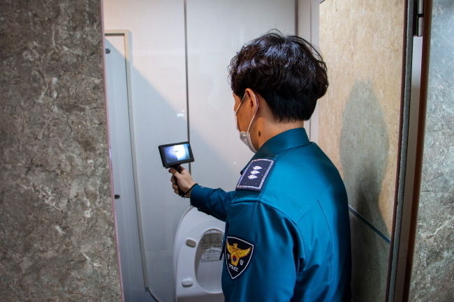 서울 송파경찰서 소속 경찰관이 신학기를 맞아 학교 화장실 등에 불법카메라 설치 여부를 점검하고 있다. (사진=서울 송파경찰서 제공)ph