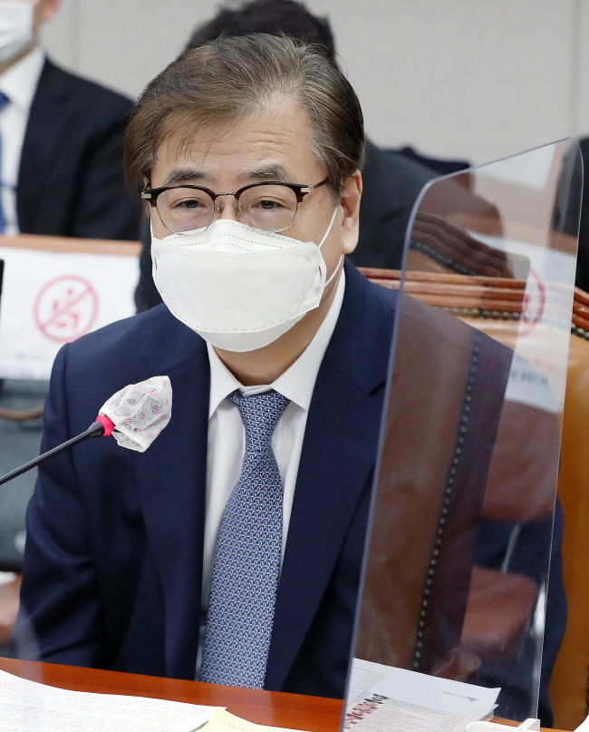 서훈 청와대 국가안보실장이 지난 2월 24일 서울 여의도 국회에서 열린 운영위원회 전체회의에서 질의에 답변하고 있다.