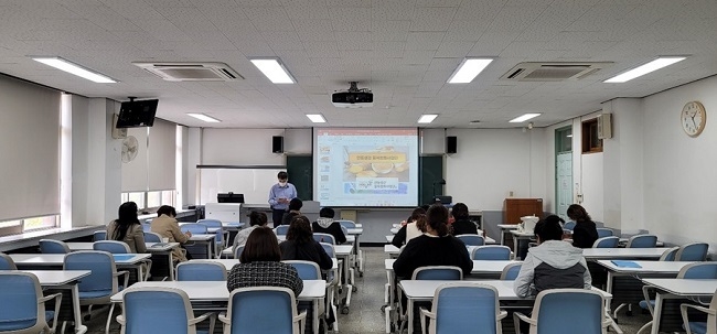 4월 16일 안동대학교 식품영양학과 강의실에서 도내 농업인과 농산물 가공 기업인 20명을 대상으로 생강 고부가가치 전문교육이 진행되고 있다.