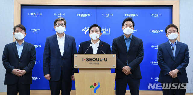 국민의힘 소속 5개 광역단체장들이 18일 서울시청 브리핑룸에서 부동산 공시지가 상승에 대한 대책을 논의하는 간담회를 마치고 공시지가 대응 공동 건의문을 발표하고 있다. 왼쪽부터 권영진 대구시장, 박형준 부산시장, 원희룡 제주지사, 오세훈 서울시장, 이철우 경북지사. 2021.4.18. (공동취재사진)