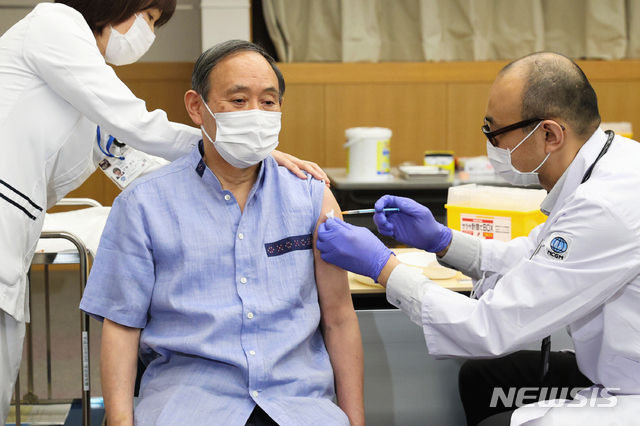 스가 요시히데(菅義偉) 일본 총리가 지난달 16일 오전 도쿄 신주쿠(新宿)에 위치한 국립국제의료연구센터에서 미국 제약사 화이자가 개발한 코로나19 백신을 접종하고 있다 (사진=뉴시스 제공)