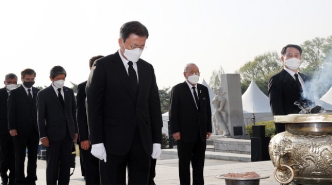 문재인 대통령이 19일 오전 서울 강북구 국립 4.19 민주묘지 기념탑에서 헌화 분향 후 묵념하고 있다.(사진=뉴시스 제공)