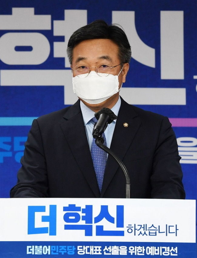  윤호중 더불어민주당 비상대책위원장이 지난 18일 오전 서울 여의도 중앙당사에서 열린 당대표 후보자 선출을 위한 예비경선대회에서 인사말을 하고 있다.(사진=뉴시스 제공)