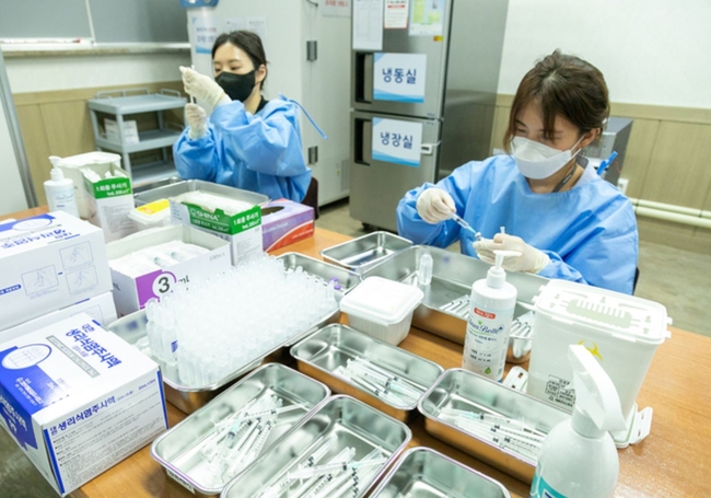 지난 15일 서울 강서구 구(舊) 염강초등학교에 마련된 강서구예방접종센터에서 의료진이 코로나19 백신 접종을 준비하고 있다. (사진=강서구/뉴시스 제공)