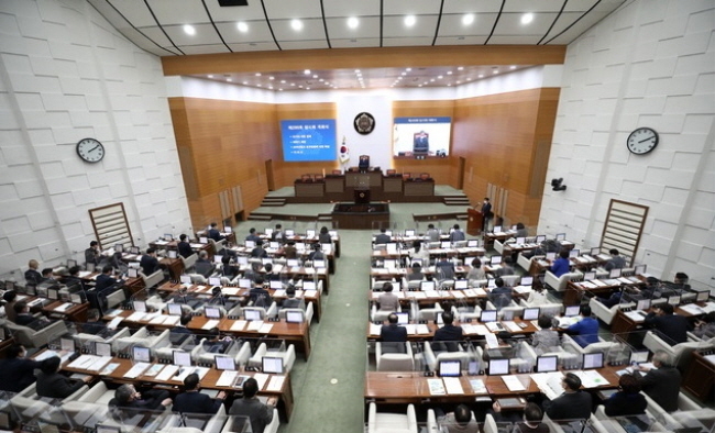 김인호 서울시의회 의장이 지난달 2월 22일 오후 서울 중구 서울특별시의회에서 열린 제299회 임시회에서 개회사를 하고 있다.(사진=뉴시스 제공)