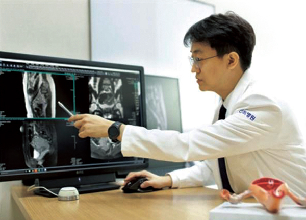 환자에게 MRI 사진을 설명해주는 의사. (사진 제공 : 민트병원)