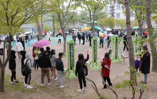 울산 울주군에 있는 자동차부품업체 우수 'AMS'에서 코로나19 집단감염이 발생하자 지난 12일 오전 울산 울주군보건소에 마련 된 선별진료소 앞 놀이터에서 시민들이 코로나19 검사를 받기 위해 줄을서서 기다리고 있다 (사진=뉴시스 제공)