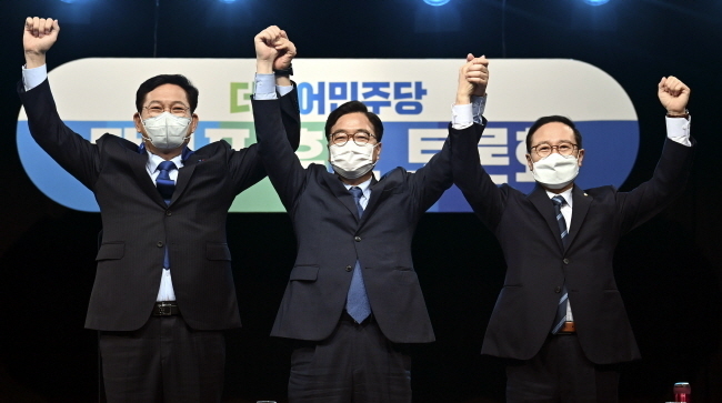 더불어민주당 대표에 도전장을 던진 송영길·우원식·홍영표 후보가 19일 오후 광주 남구 광주 MBC 호남권 합동 방송토론회에 앞서 손을 맞잡고 기념사진을 찍고 있다.