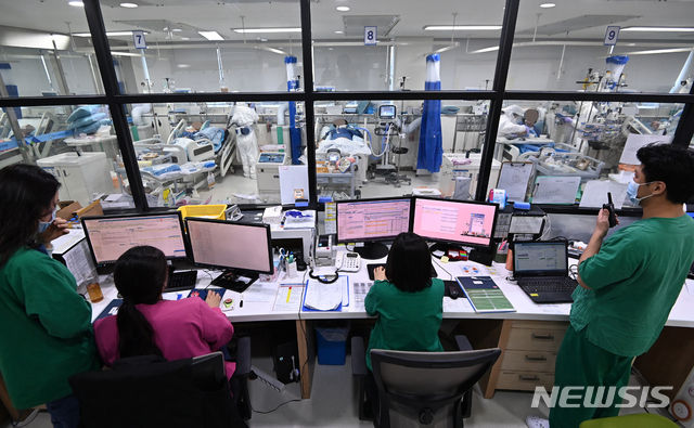 지난 1월26일 경기도의료원 안성병원 코로나19 음압격리병동 중환자실에서 의료진들이 환자를 치료하고 있다 (사진=뉴시스 제공)
