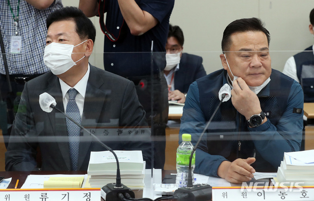지난해 7월13일 오후 정부세종청사에서 열린 최저임금위원회 8차 전원회의에서 류기정(한국경영자총협회 전무) 사용자 위원과 이동호(한국노총 사무총장) 근로자 위원의 시선이 엇갈리고 있다 (사진=뉴시스 제공)