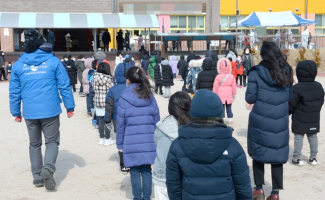 울산 중구 초등학교 학생이 신종 코로나 바이러스 감염증(코로나 19) 확진판정을 받은 지난 2월 17일 오전 해당 초등학교 선별진료소에서 학생들이 코로나19 검사를 받기 위해 줄을서서 기다리고 있다 (사진=뉴시스 제공)