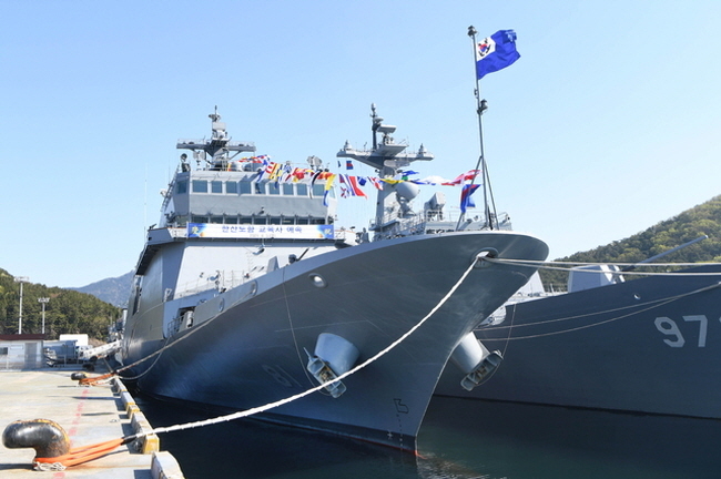 지난 5일 해군 최초 훈련함인 한산도함이 경남 진해군항에 정박 중이다. 한산도함은 해군교육사령부에 예속된 첫번째 함정이 됐다. (사진=해군교육사령부 제공)