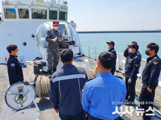 평택해경 전용부두에서 실시된 함포 운용 실무 교육에서 해군 제2함대 병기전문부사관이 벌컨포 사용 및 정비법을 설명하고 있다